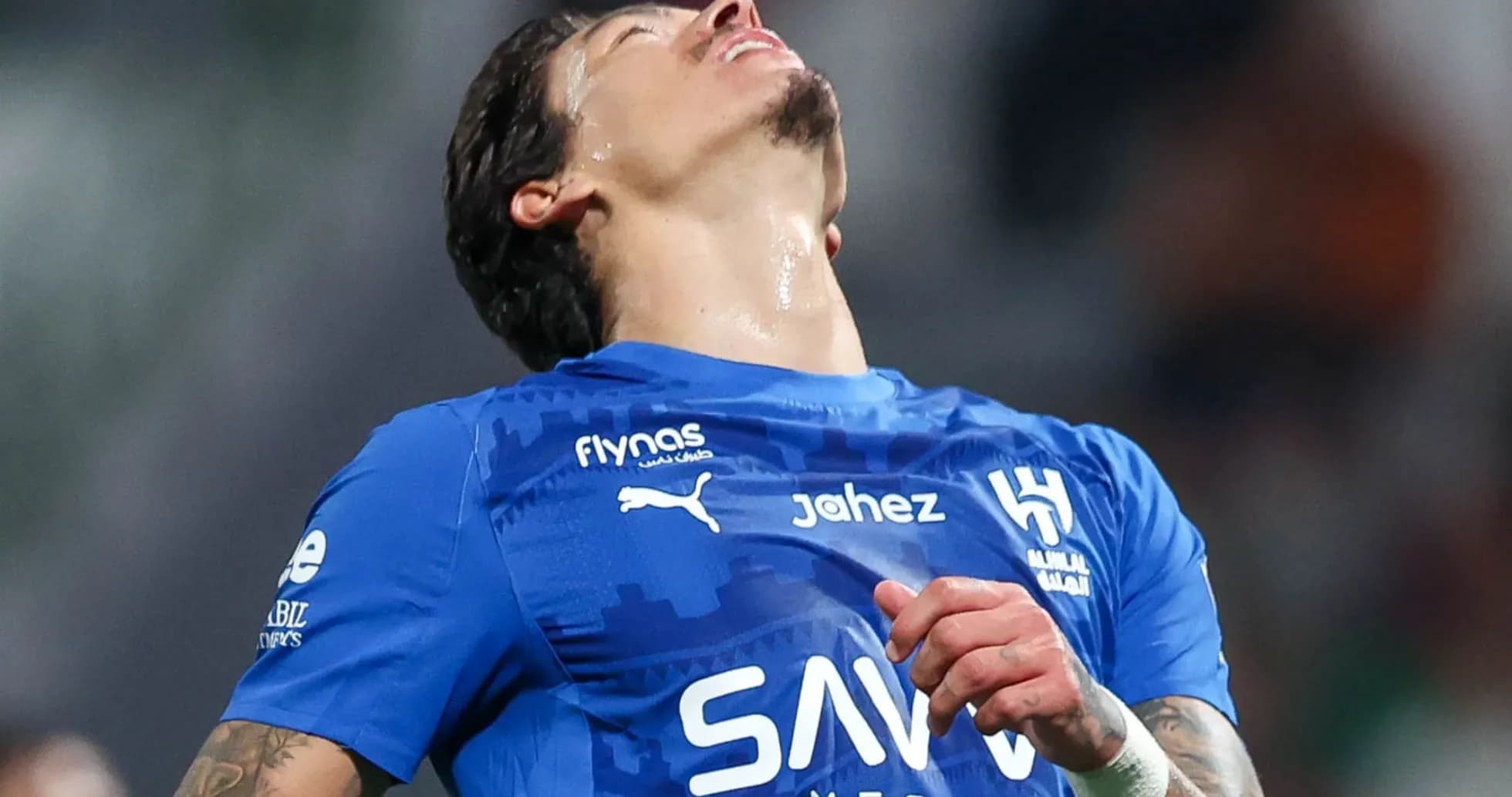 Jugador lamentándose en el campo durante el partido