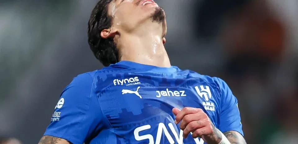 Jugador lamentándose en el campo durante el partido