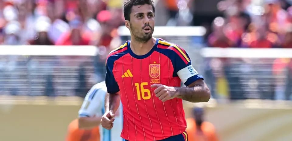 Jugador de España corriendo en un partido de fútbol