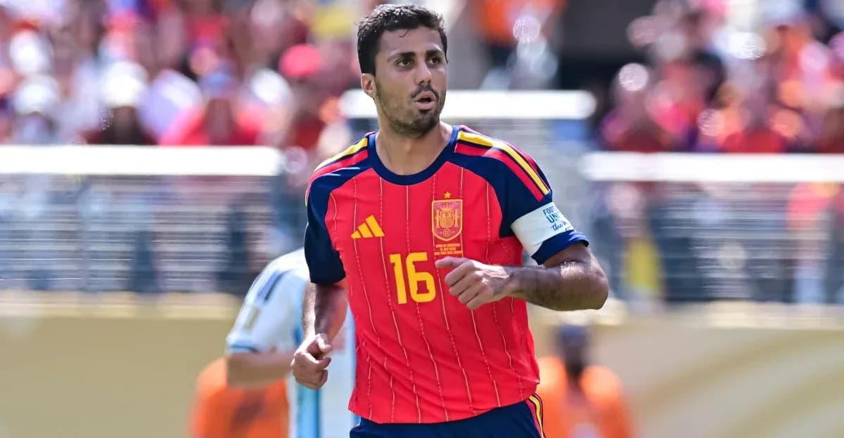 Jugador de España corriendo en un partido de fútbol
