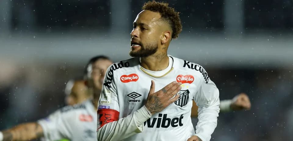 Jugador celebrando con la camiseta de Santos en lluvia