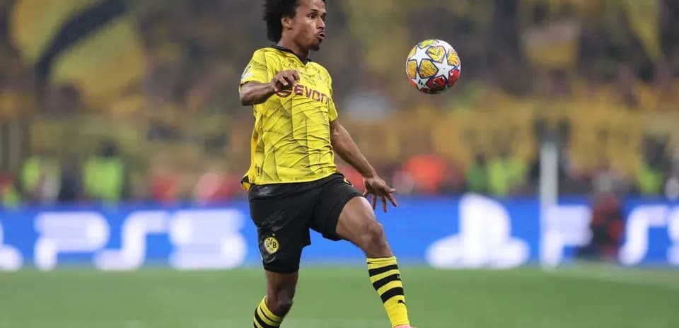 Jugador de Borussia Dortmund controlando un balón en el campo