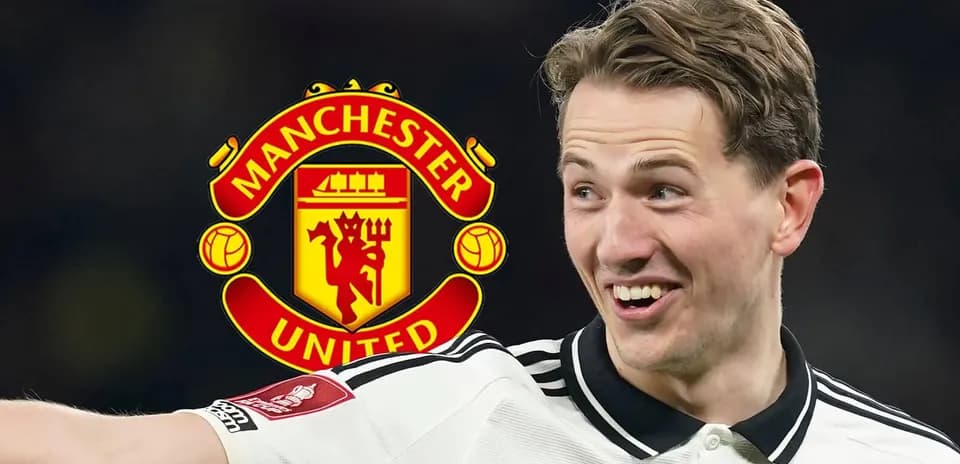Jugador sonriente con el logo de Manchester United