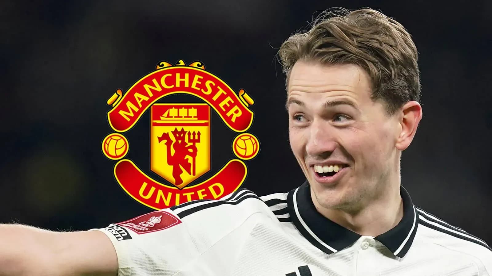 Jugador sonriente con el logo de Manchester United