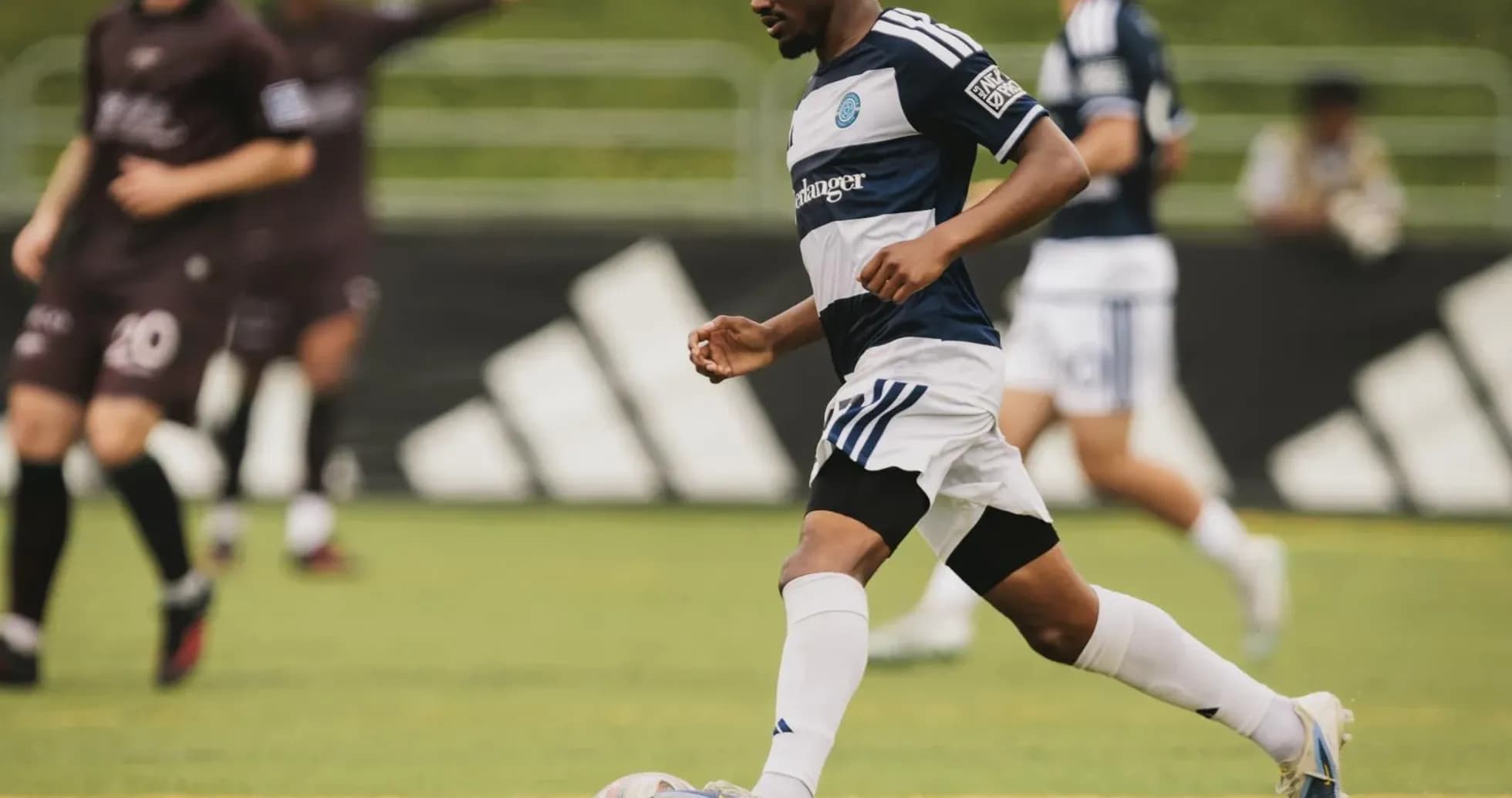 Jugador de Chattanooga corriendo con el balón