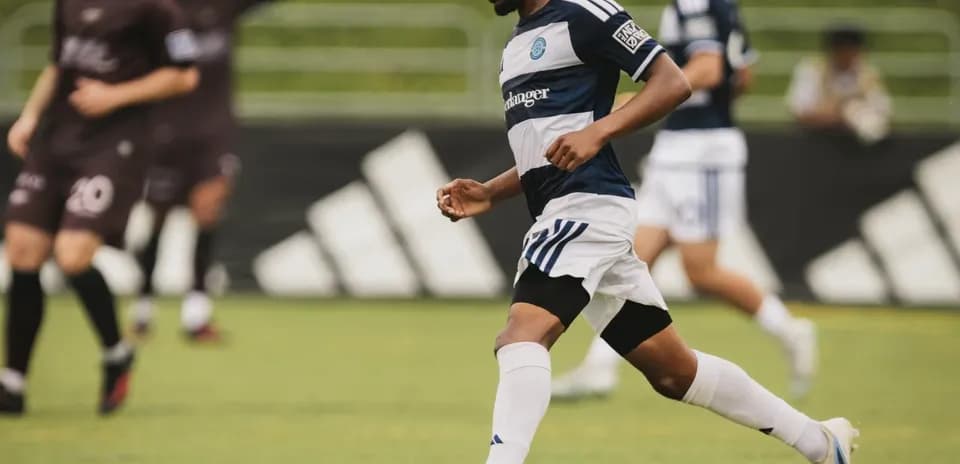 Jugador de Chattanooga corriendo con el balón