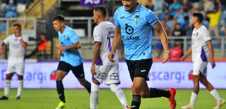 Jugador celebrando un gol durante el partido