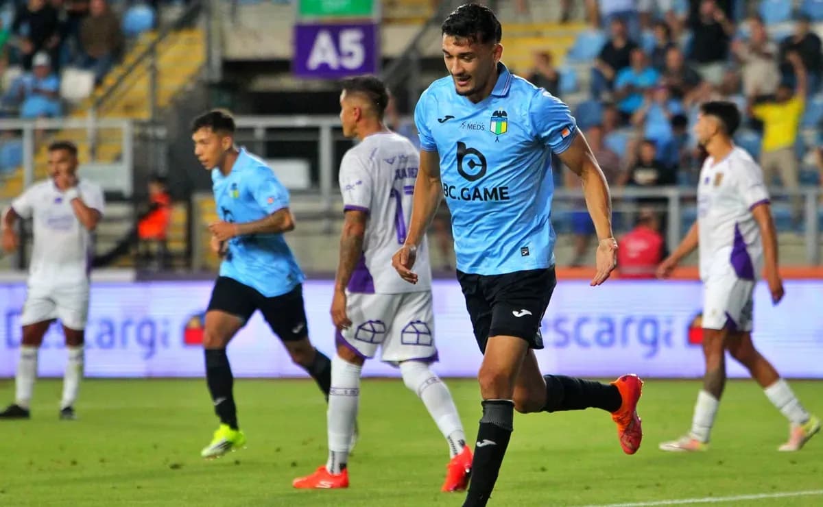 Jugador celebrando un gol durante el partido