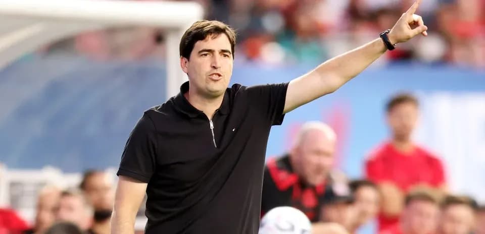 Entrenador dirigiendo a su equipo desde la línea