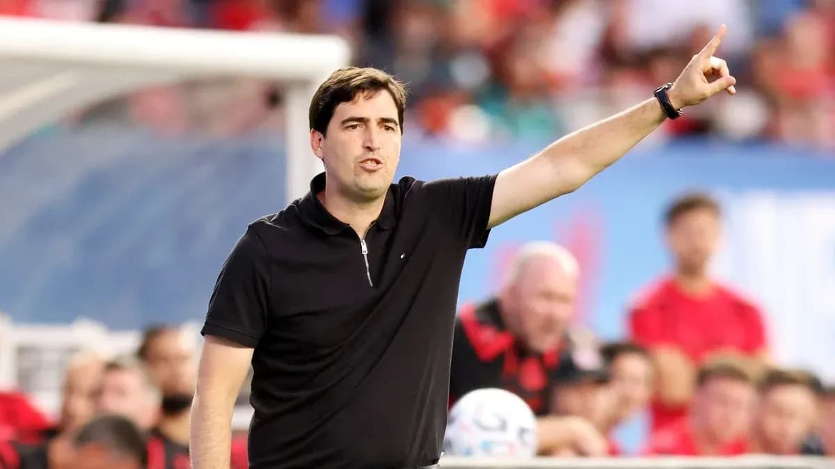 Entrenador dirigiendo a su equipo desde la línea