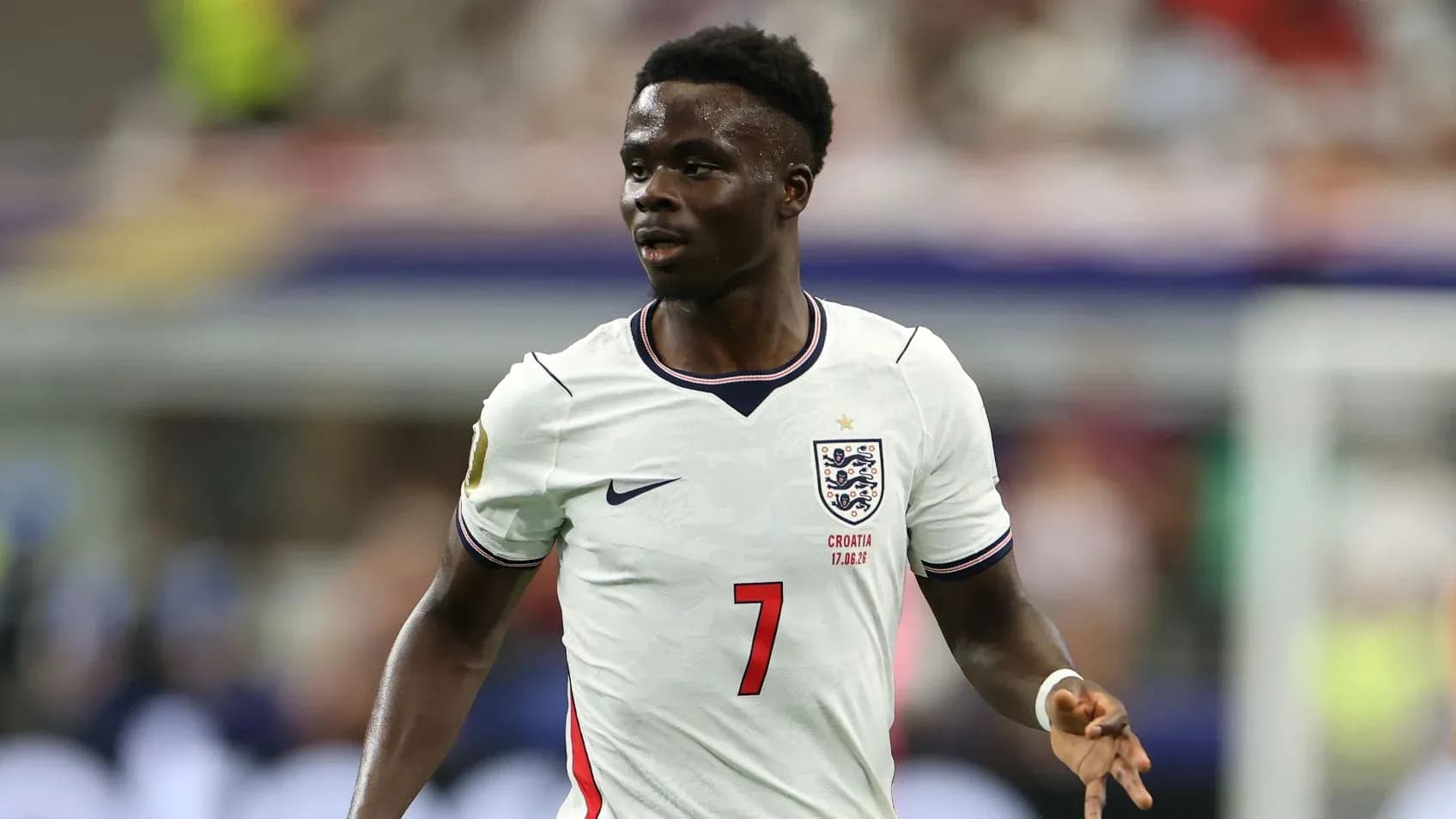 Jugador de Inglaterra con camiseta blanca en el campo