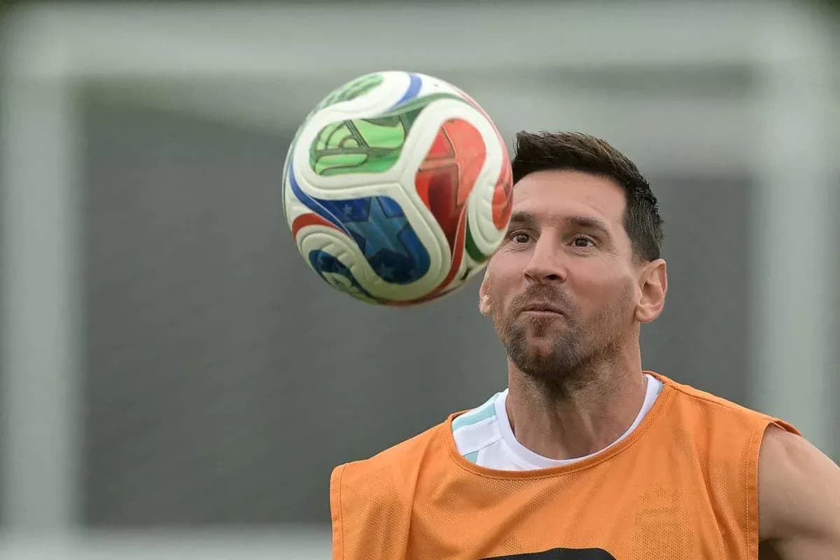 Jugador controlando el balón durante entrenamiento
