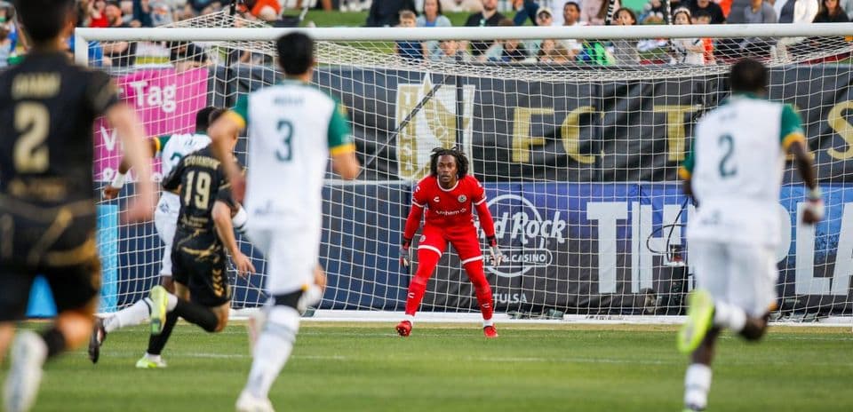 Portero listo para detener un penalti