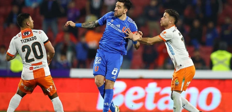 Jugador de Universidad de Chile disputando el balón
