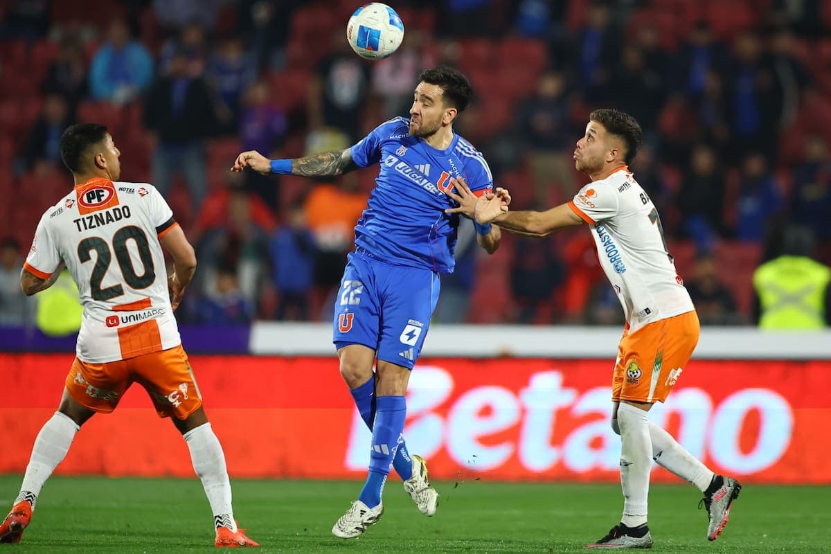 Jugador de Universidad de Chile disputando el balón