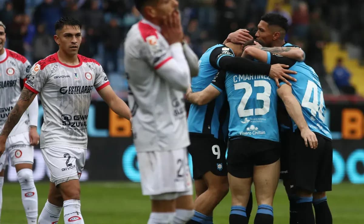 Jugadores de Huachipato celebrando un gol