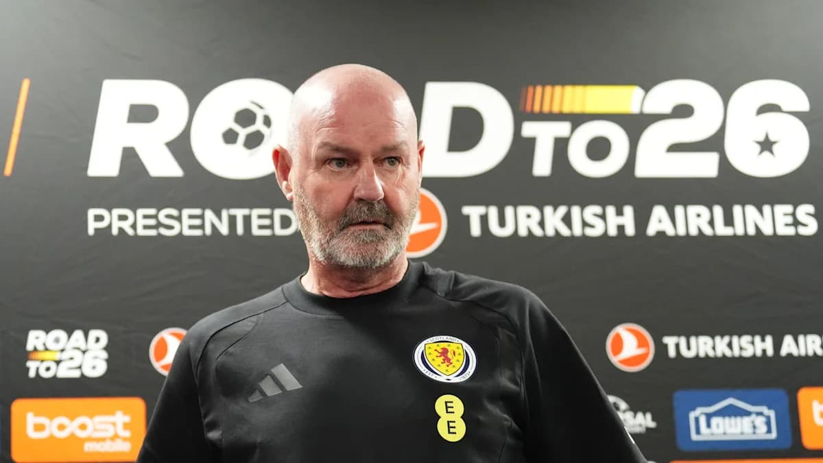 Entrenador hablando en conferencia de prensa