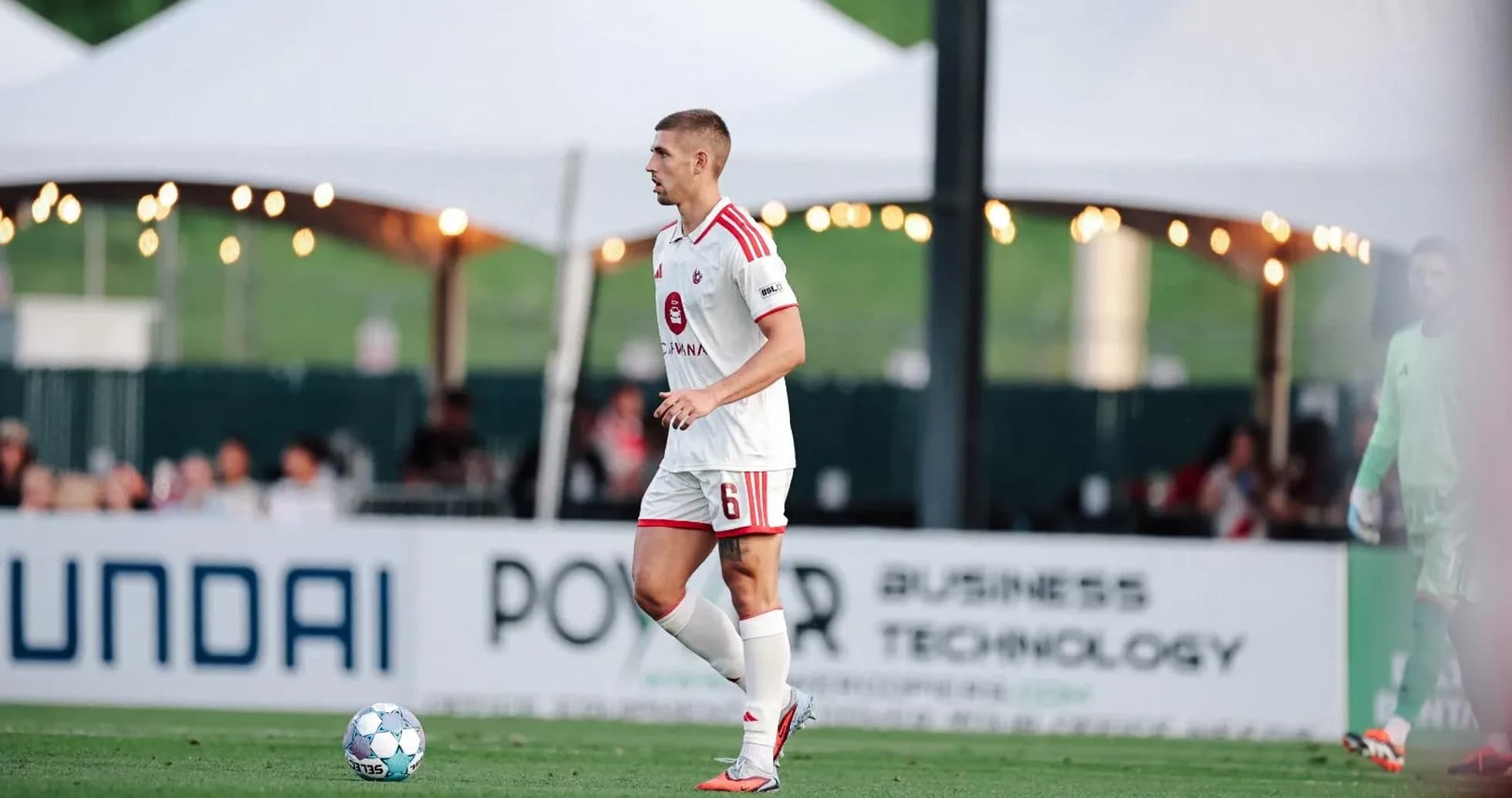 Jugador de Phoenix Rising en el campo