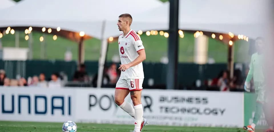 Jugador de Phoenix Rising en el campo