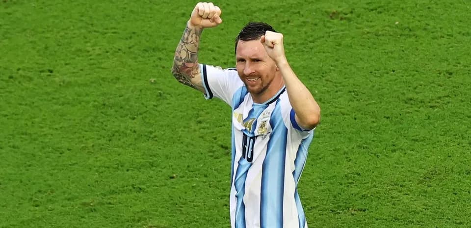 Jugador levantando los brazos en celebración en campo
