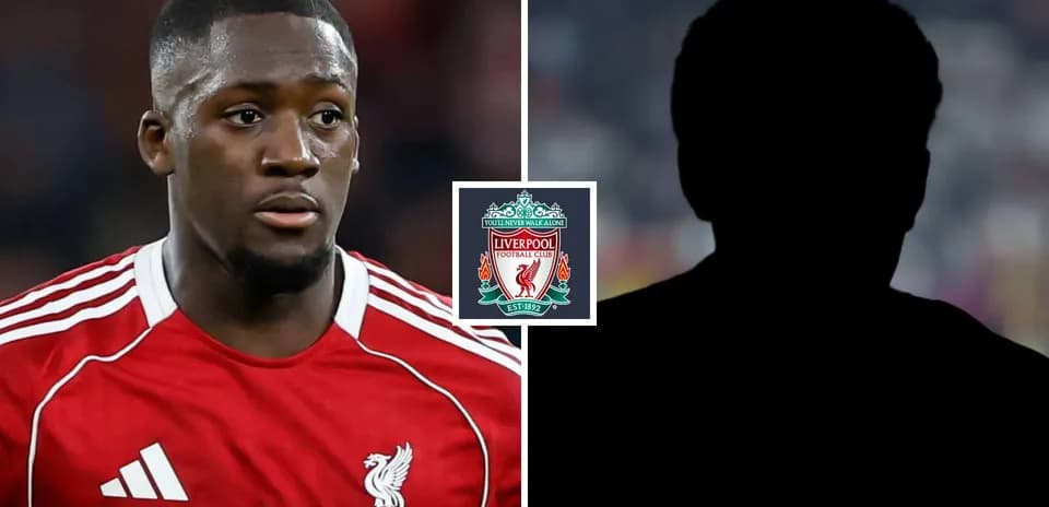 Jugador de Liverpool en uniforme rojo con logo