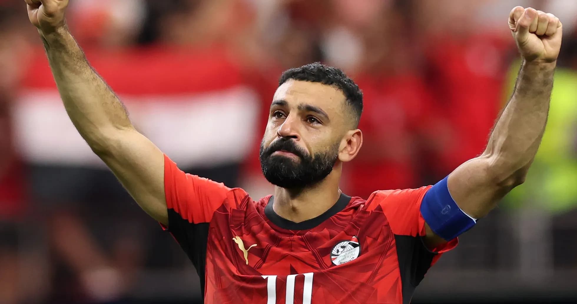 Jugador de Egipto celebrando con el brazo levantado