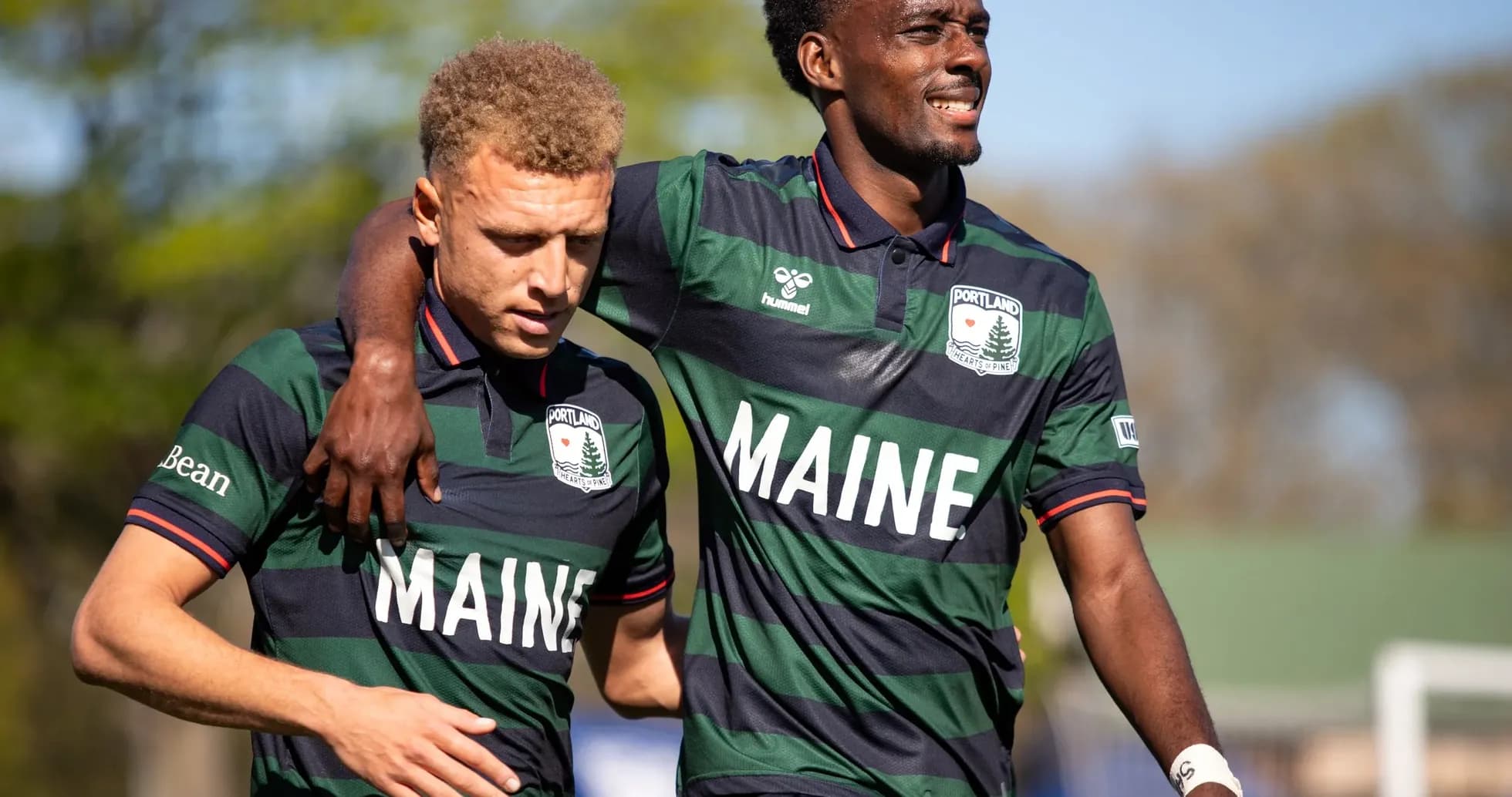 Dos jugadores de Portland Hearts of Pine en el campo
