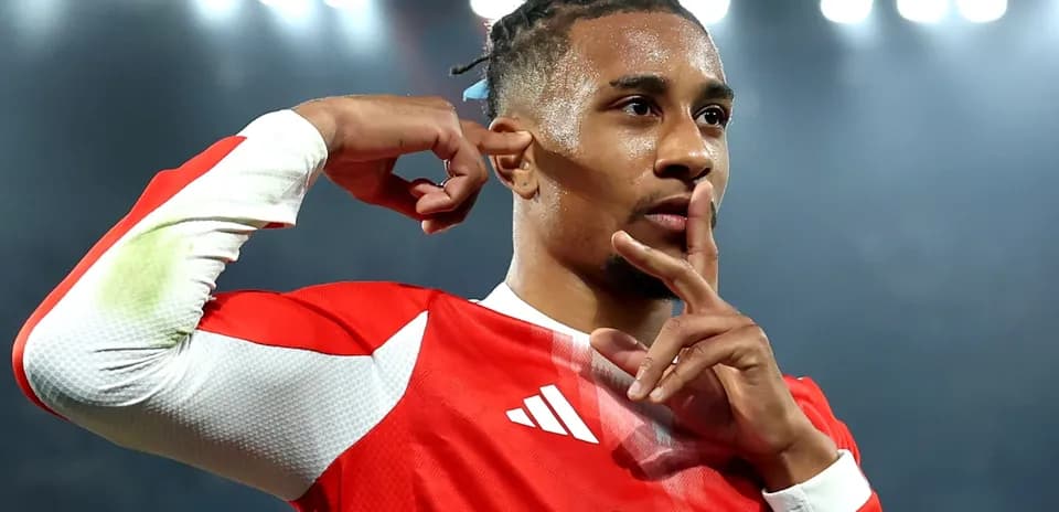 Jugador celebrando con gesto de silencio en el campo