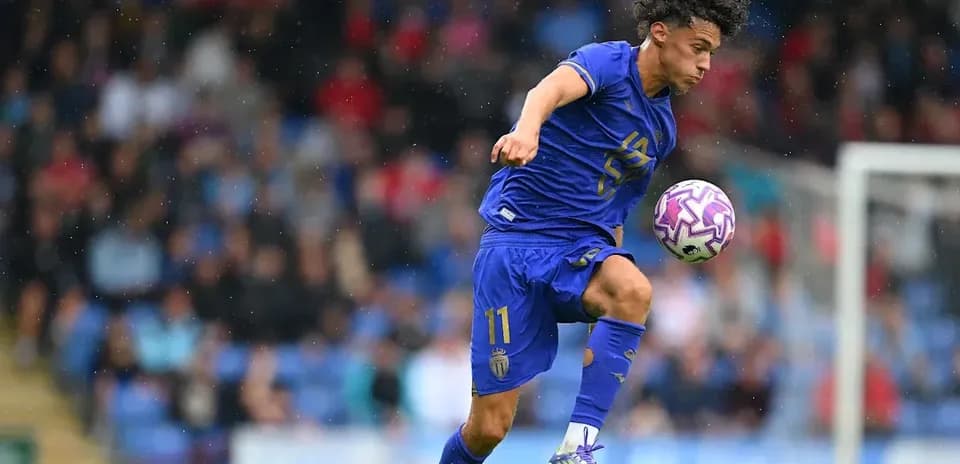 Jugador de fútbol controlando el balón en el campo