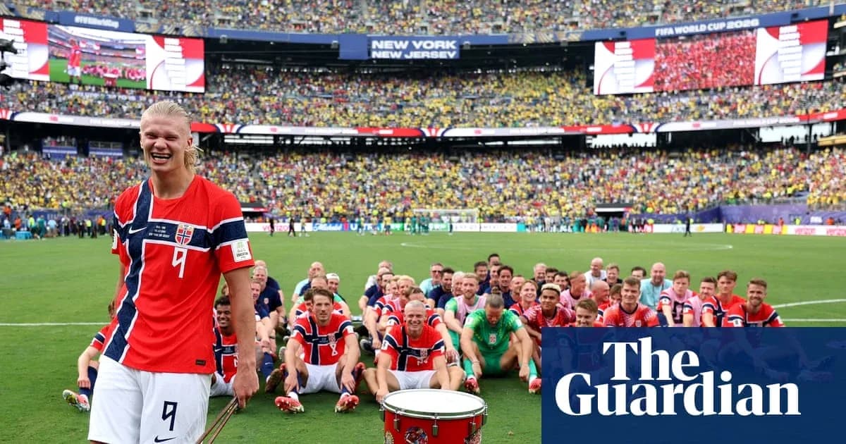 Jugadores de Noruega posando en el campo de fútbol