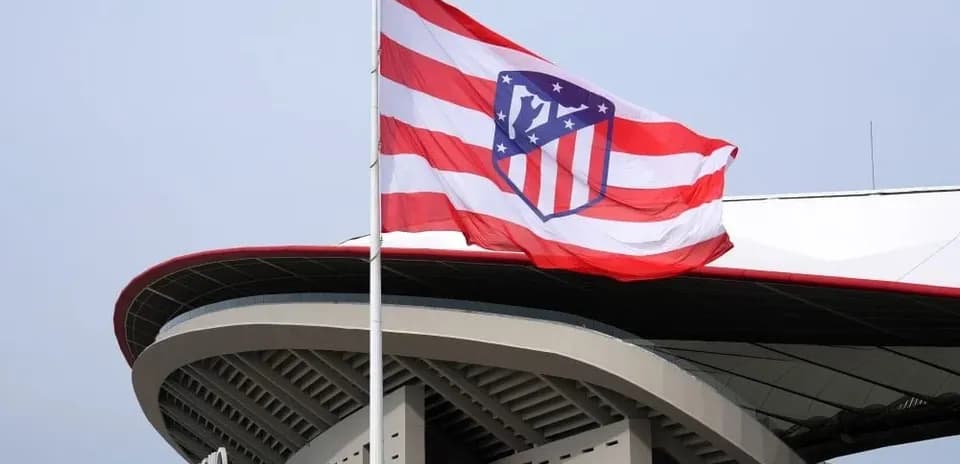 Bandera del Atlético de Madrid ondeando en el estadio