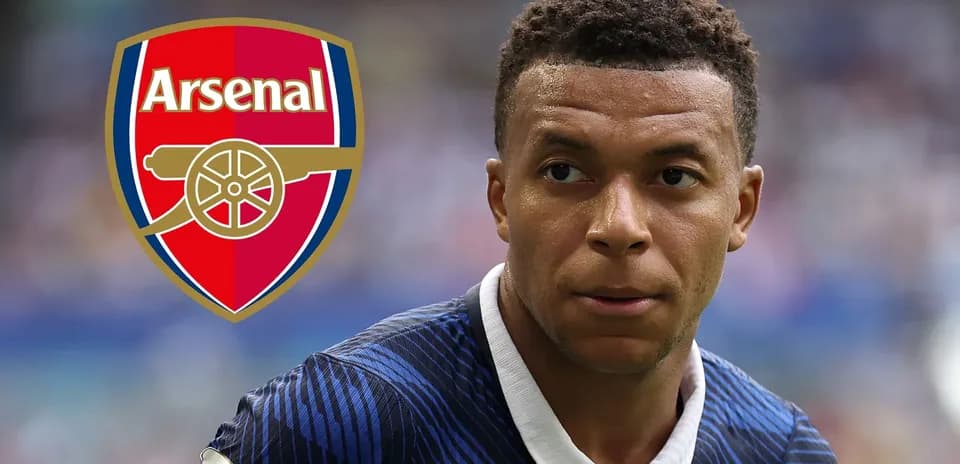 Jugador de fútbol con escudo de Arsenal en fondo