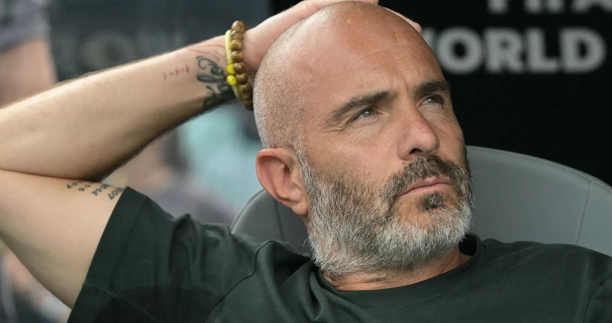 Entrenador pensativo en el banquillo durante el partido