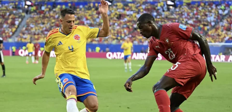 Jugador de Colombia desafiando a rival de Suiza