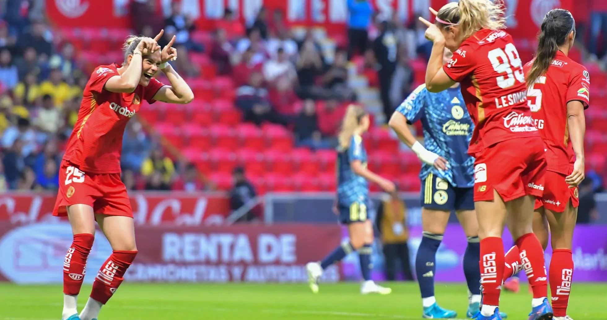 Jugadoras celebrando un gol en el partido