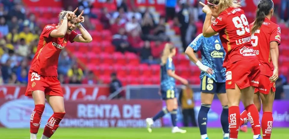 Jugadoras celebrando un gol en el partido