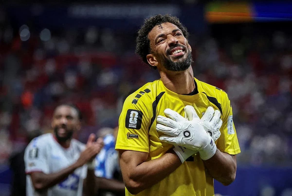 Portero celebrando con guantes en el campo
