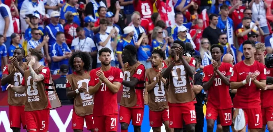 Jugadores de Canadá aplaudiendo a los aficionados