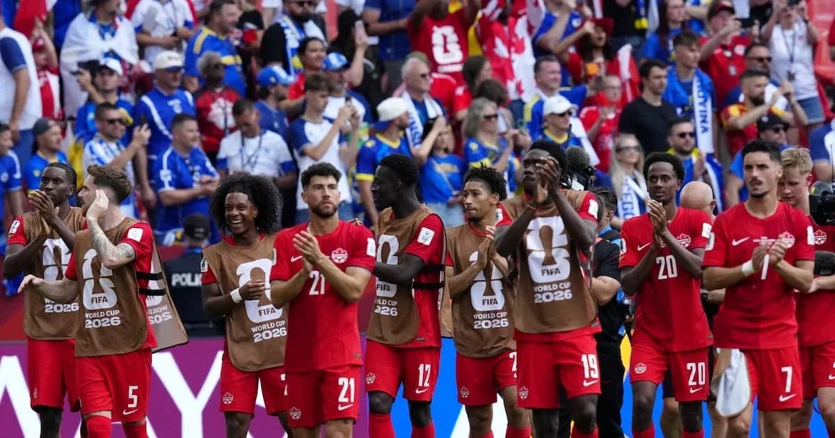 Jugadores de Canadá aplaudiendo a los aficionados