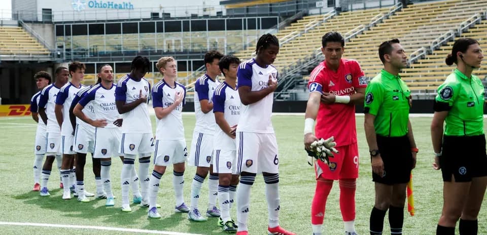 Jugadores de Orlando City II en alineación previa al partido