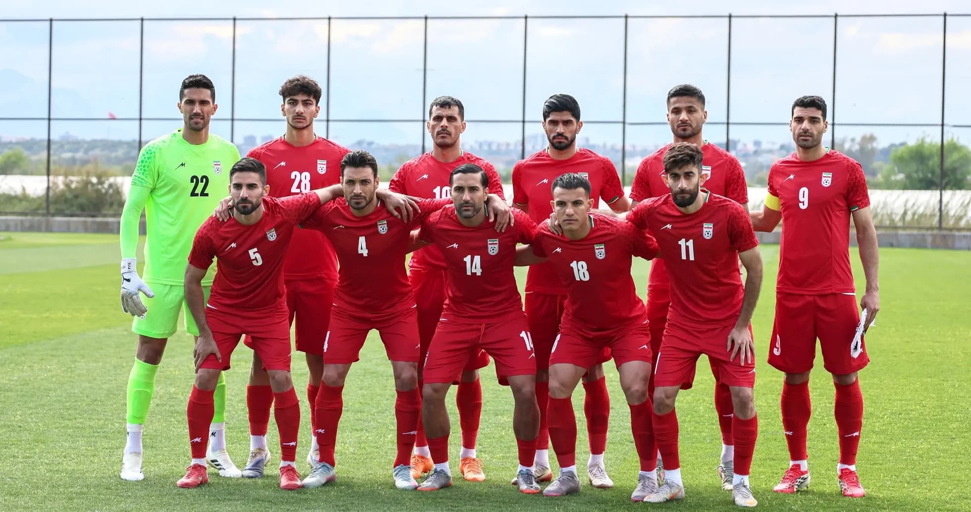 Equipo de fútbol de Irán posando para la foto