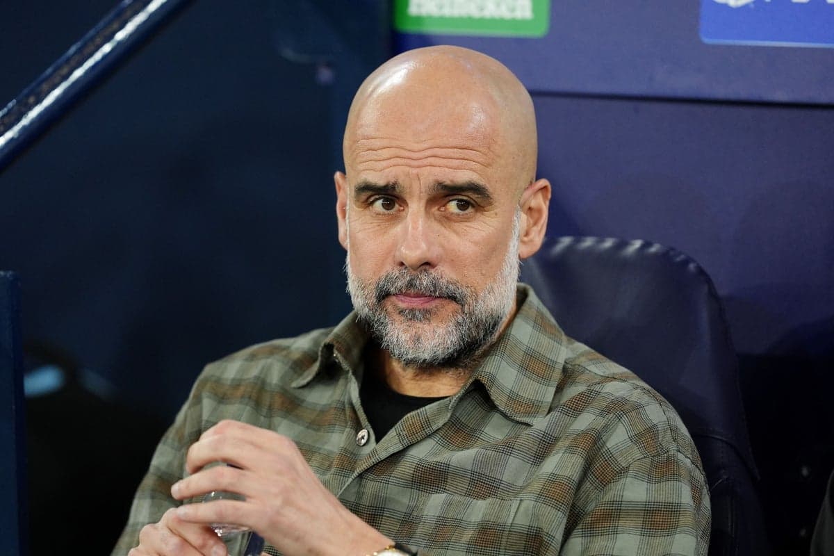 Entrenador sentado en el banquillo durante el partido
