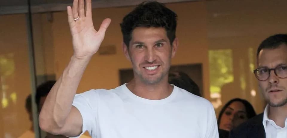 Jugador saludando a la cámara con una mano
