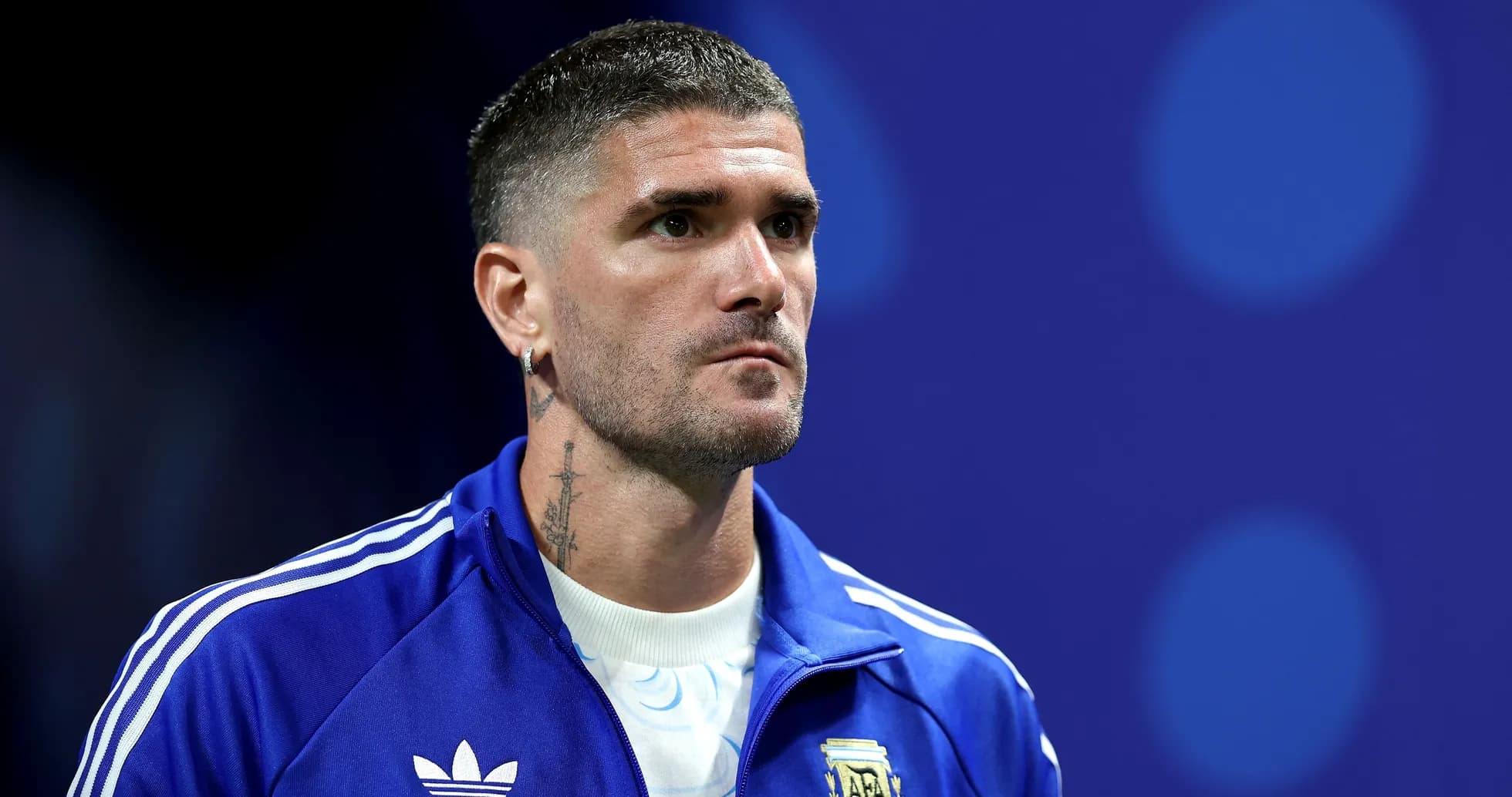 Jugador argentino en uniforme de entrenamiento mirando hacia adelante