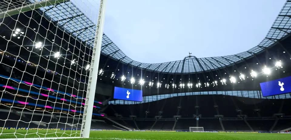 Vista del campo y la portería en estadio Tottenham