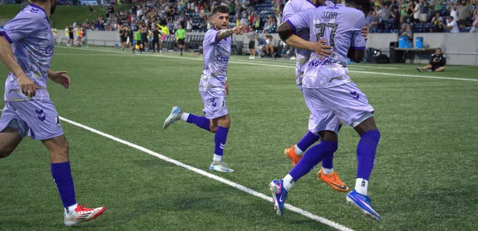 Jugadores celebrando un gol en el partido