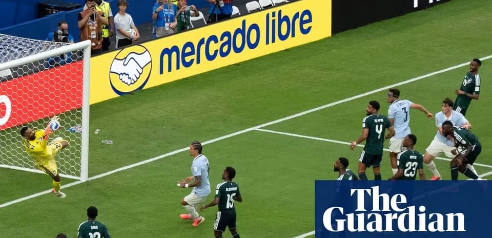 Portero deteniendo un tiro en el área penal