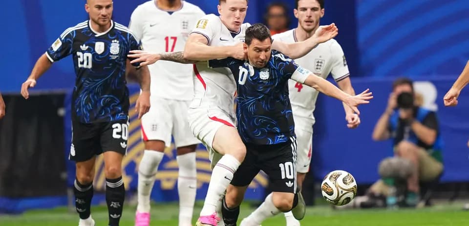 Lionel Messi luchando por el balón en el partido