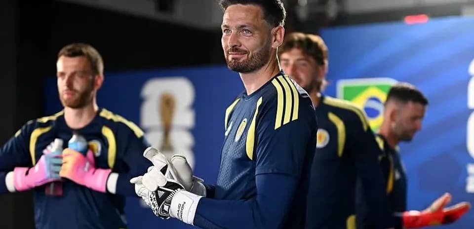 Portero y jugadores en el vestuario antes del partido