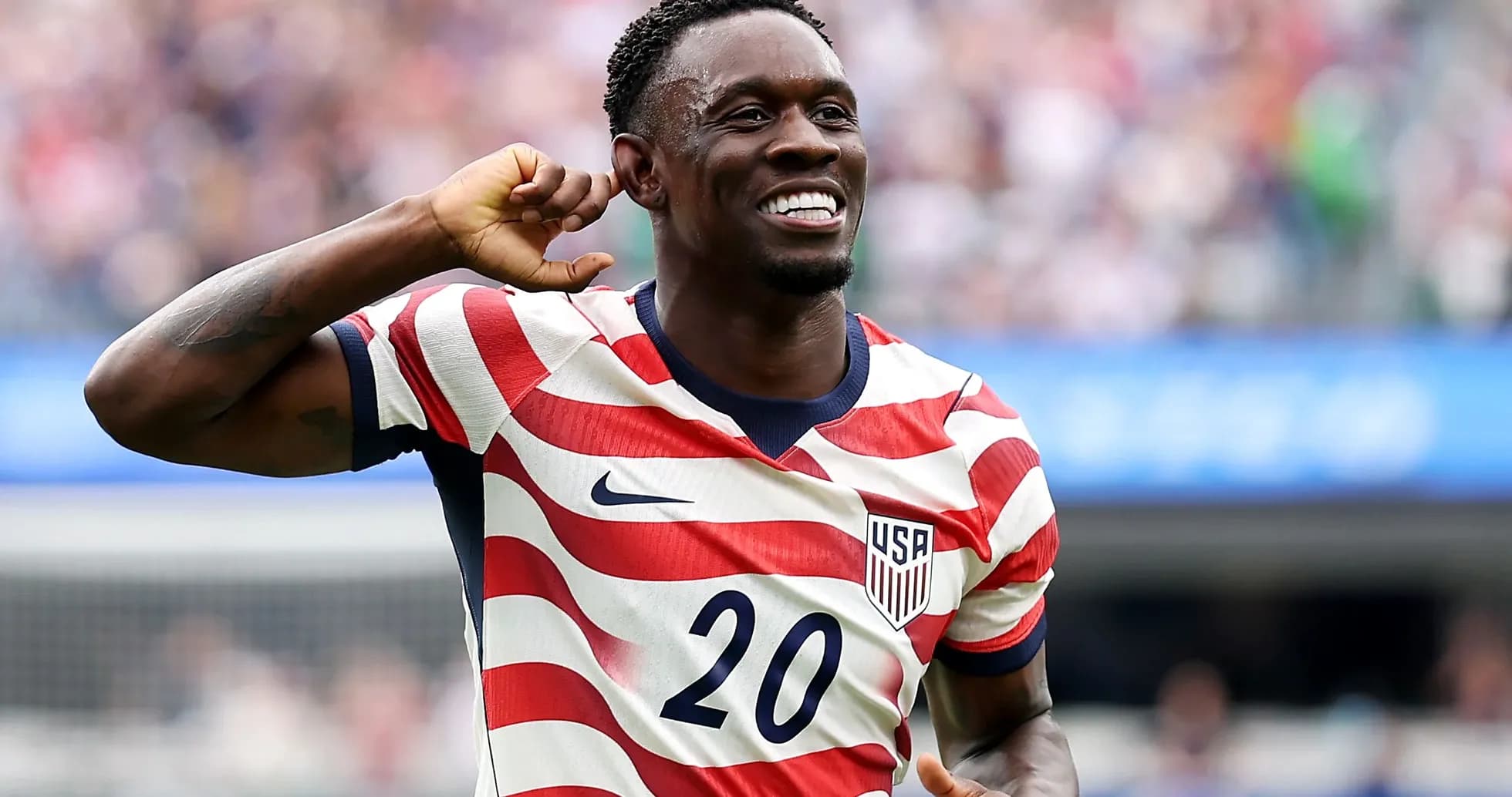 Jugador de fútbol celebrando con camiseta de Estados Unidos